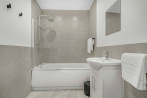 Dusche, Haartrockner, Handtücher