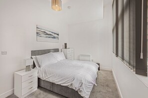 2 slaapkamers, een strijkplank/strijkijzer, internet, beddengoed