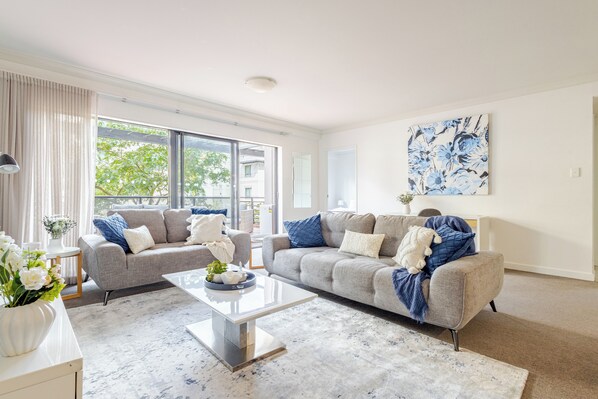 Smart TV, books - Perth City Stay | 2BR w/ Pool, Gym, Parking | Walk to Quay, Kings Park, PCEC (Perth)
