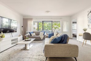 Smart TV, books - Modern 2BR Perth CBD Near PCEC With Pool & Parking (Perth)