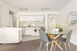 Fridge, microwave, oven, stovetop - Modern 2BR Perth CBD Near PCEC With Pool & Parking (Perth)