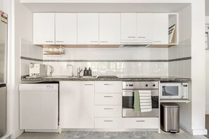 Fridge, microwave, oven, stovetop - Modern 2BR Perth CBD Near PCEC With Pool & Parking (Perth)