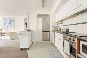 Kylskåp, mikrovågsugn, ugn och spishäll