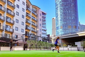 Sports court - Modern 2BR Perth CBD Near PCEC With Pool & Parking (Perth)