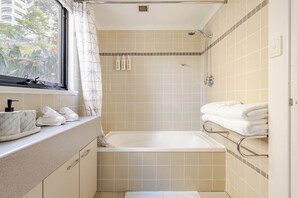 Hair dryer, towels, soap, shampoo - Perth City Stay | 2BR w/ Pool, Gym, Parking | Walk to Quay, Kings Park, PCEC (Perth)