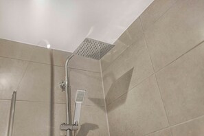 Dusche, Haartrockner, Handtücher