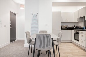 Dining - GuestReady – Modern comfort in Liverpool (Liverpool)