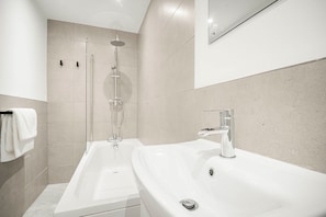 Douche, sèche-cheveux, serviettes fournies