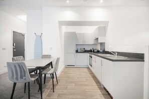 Fridge, microwave, oven, coffee/tea maker - GuestReady – Modern comfort in Liverpool (Liverpool)