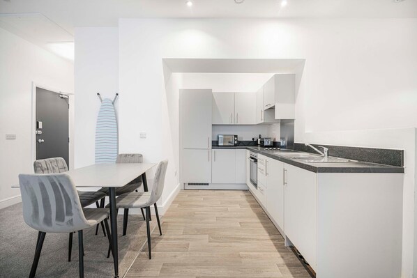 Fridge, microwave, oven, coffee/tea maker