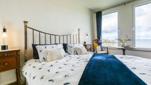 6 bedrooms, iron/ironing board, travel cot, free WiFi - Glasfryn - sleeps 12 guests  in 6 bedrooms (Cemaes)