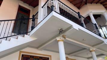 Deluxe Double Room, Garden View | Balcony view