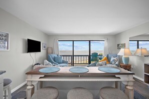 Living area - Ocean Front, Pet Friendly, Neighborhood Pool - 727 North Hampton Ct (Fripp Island)