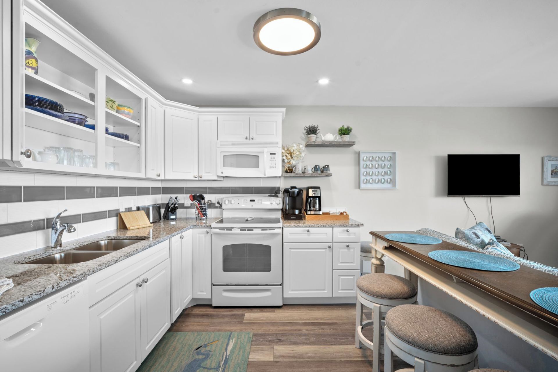 Microwave, coffee/tea maker