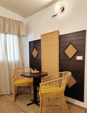Superior Double or Twin Room, Courtyard View | Dining room