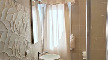 Superior-Doppel- oder -Zweibettzimmer, Blick auf den Innenhof | Badezimmer | Haartrockner, Handtücher, Seife, Shampoo