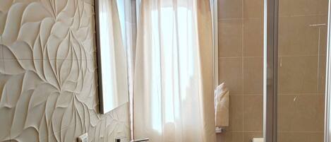 Chambre Supérieure Double ou avec lits jumeaux, vue cour intérieure | Salle de bain | SÚche-cheveux, serviettes fournies, savon, shampoing