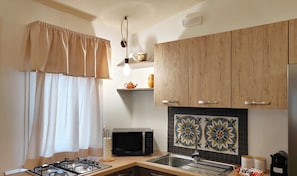 Habitación superior con 1 cama matrimonial o 2 individuales, vista al patio | Cocina privada | Parrilla de estufa y utensilios de cocina