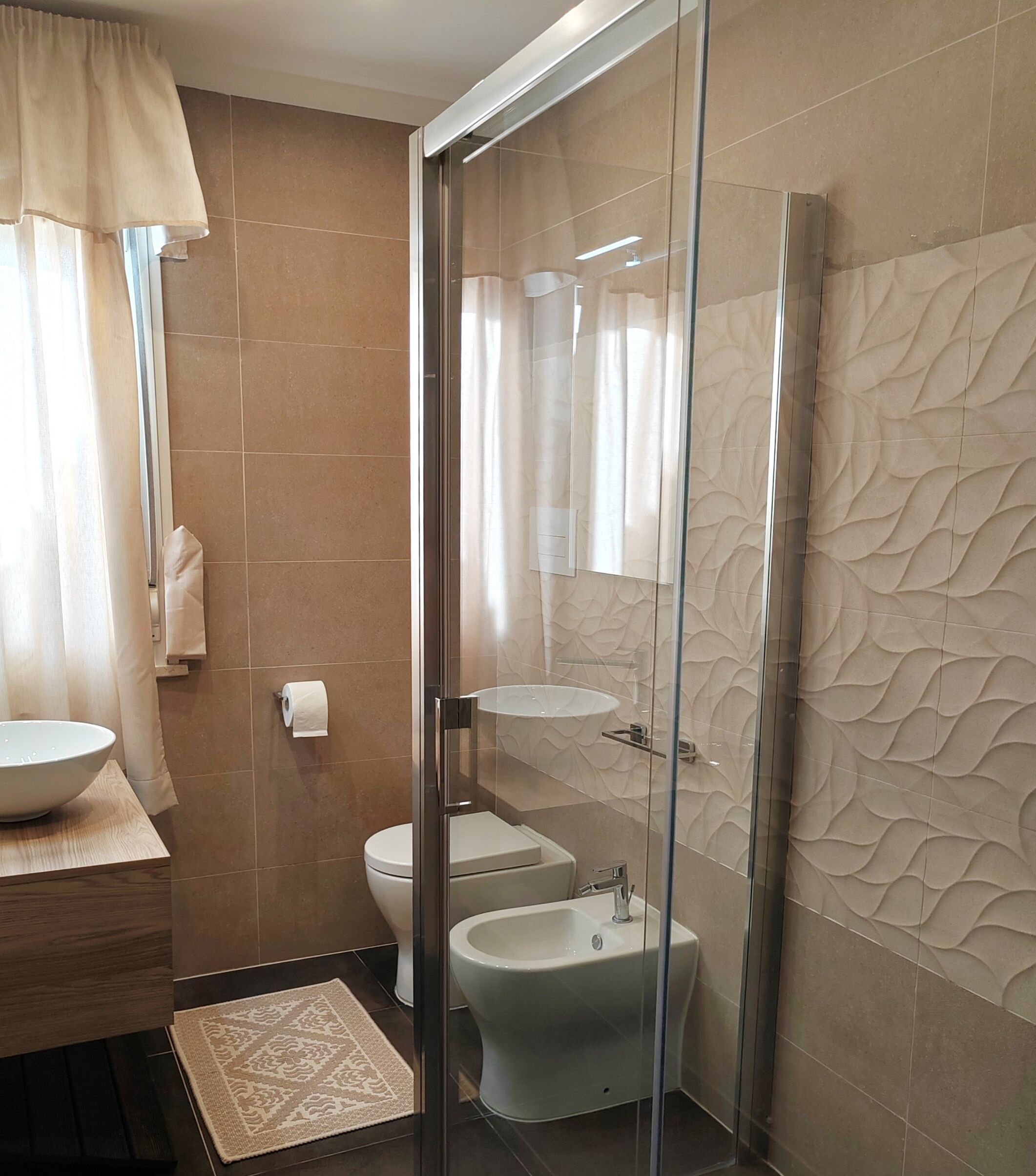 Superior-Doppel- oder -Zweibettzimmer, Blick auf den Innenhof | Badezimmer | Haartrockner, Handtücher, Seife, Shampoo