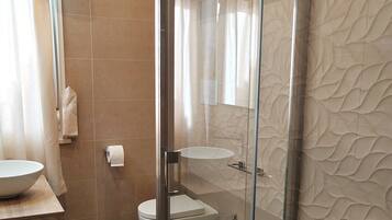 Superior-Doppel- oder -Zweibettzimmer, Blick auf den Innenhof | Badezimmer | Haartrockner, Handtücher, Seife, Shampoo