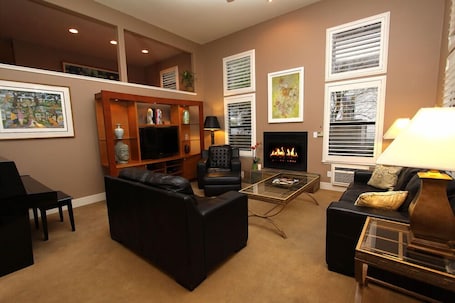 Smart TV, fireplace. The Sonoma Cottage will be your home away from home, the perfect getaway spot!