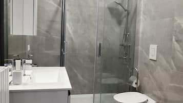 Ducha, secador de pelo, bidet, toallas