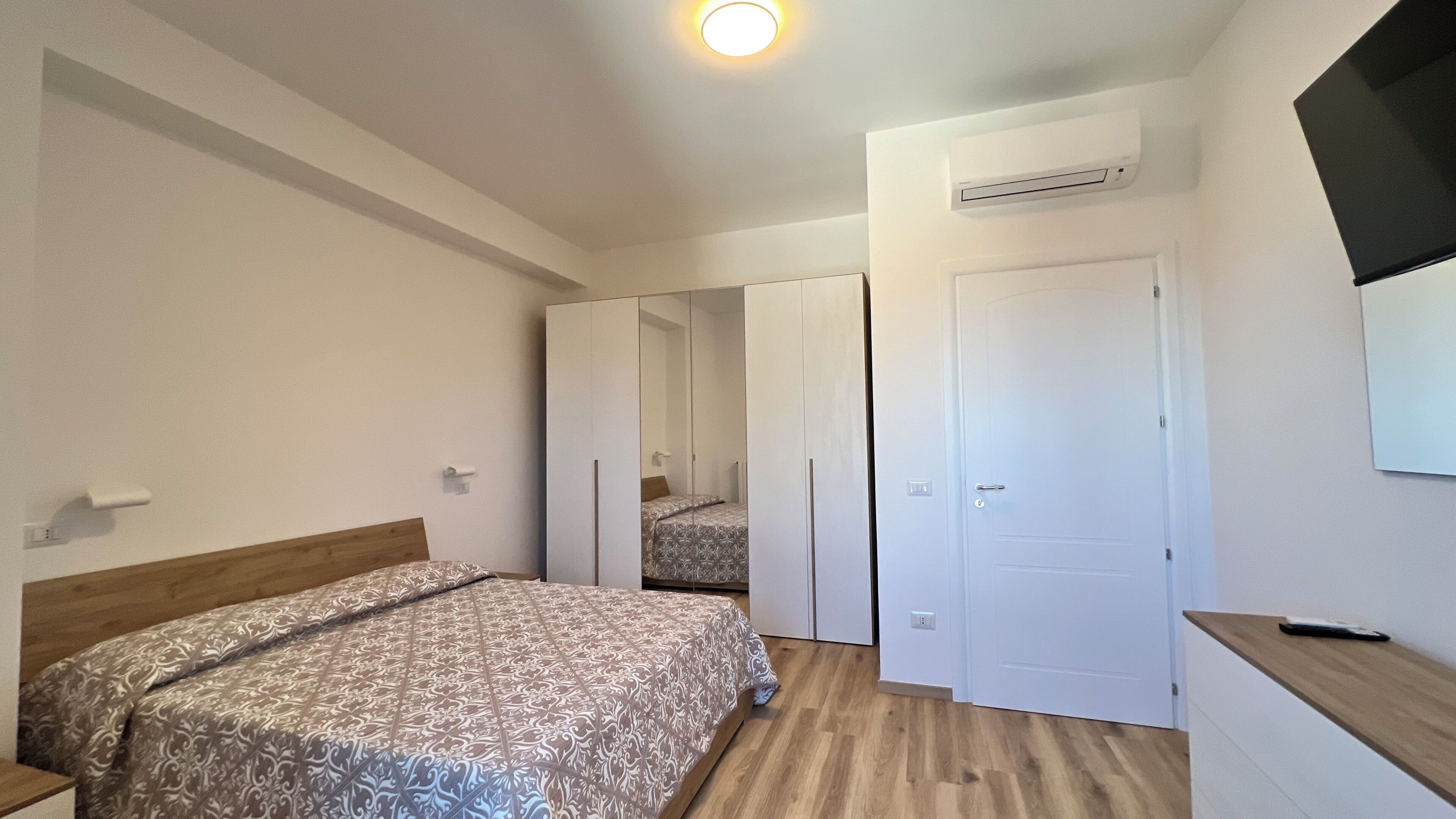 1 多间卧室、熨斗/熨衣板、WiFi、床单