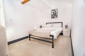 2 bedrooms, iron/ironing board, WiFi, bed sheets