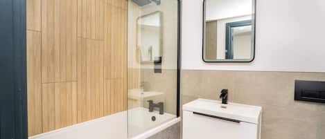 Douche, sĂšche-cheveux, serviettes fournies, shampoing