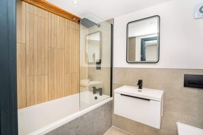 Shower, hair dryer, towels - Spacious 2 Bedroom Apartment in Central Newark (Newark-on-Trent)