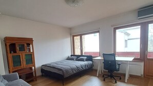 A bedroom with a bed, a desk, a chair, and a wardrobe. - Cozy apt, 100m beach, AC, workstation, balcony, backyard, self check-in, yogamat (Jūrmala)