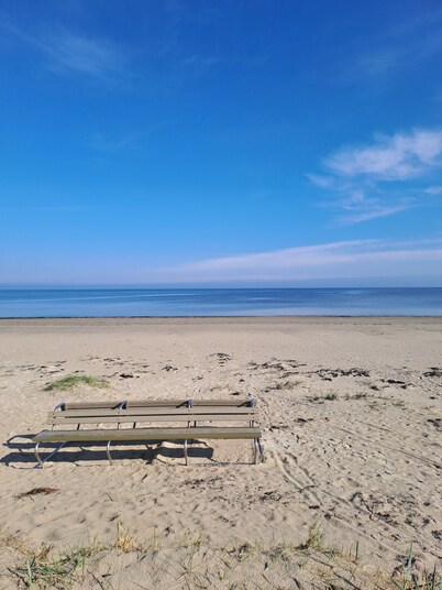 Cozy apt, 100m beach, AC, workstation, balcony, backyard, self check-in, yogamat