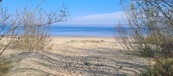 Cozy apt, 100m beach, AC, workstation, balcony, backyard, self check-in, yogamat