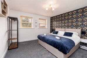 4 Schlafzimmer, Schreibtisch, Bügeleisen/Bügelbrett, WLAN