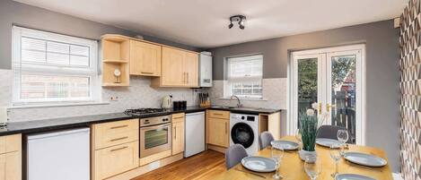 Jääkaappi, mikroaaltouuni, uuni, liesi