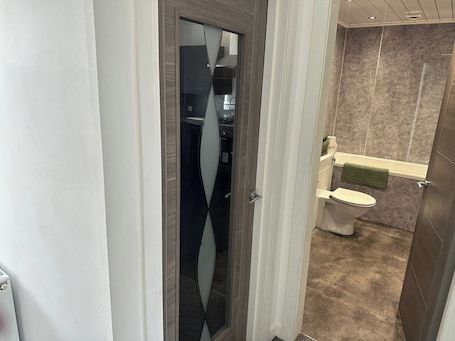 Appartement | Salle de bain | Ensemble douche/baignoire, baignoire relaxante profonde, sèche-cheveux. Central 3-bed Seaside Apartment - Sleeps 5