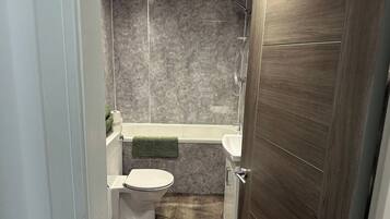 Departamento | Baño | Tina con regadera, tina profunda, secadora de cabello, toallas