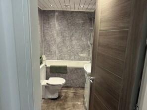 Apartment | Bathroom | Combined shower/tub, deep soaking tub, hair dryer, towels - Central 3-bed Seaside Apartment - Sleeps 5 (Arbroath)