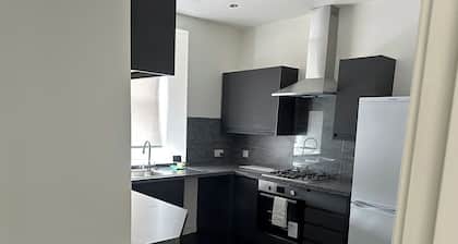 Central 3-bed Seaside Apartment - Sleeps 5