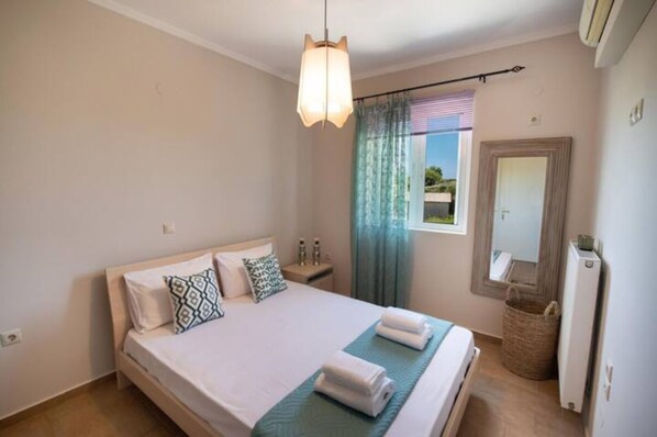 1 dormitorio, escritorio, tabla de planchar con plancha y cuna de viaje