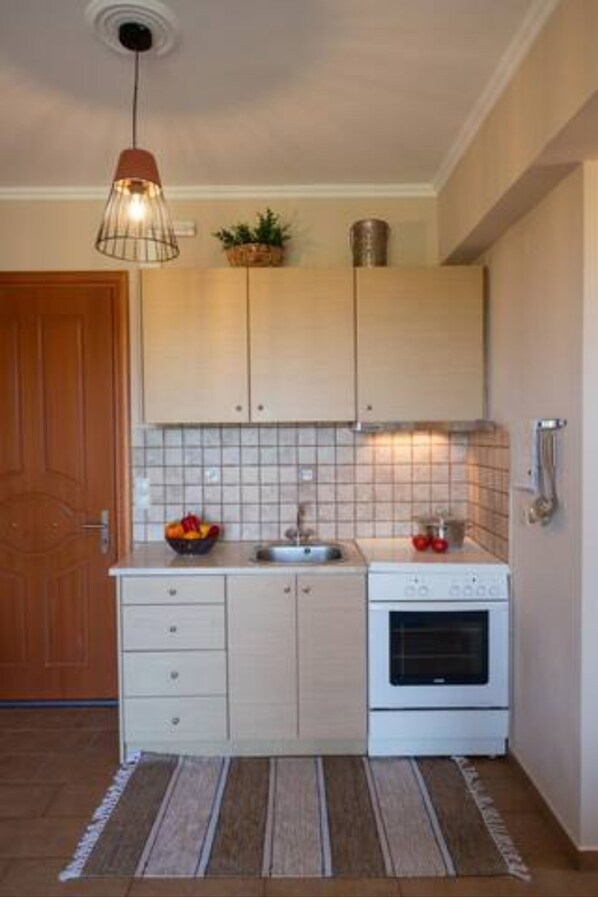 Réfrigérateur, four, plaque de cuisson, cafetière/bouilloire
