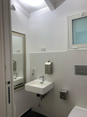 Shower, hair dryer, towels, soap - Villa Bonanno Conti (Sicilia)