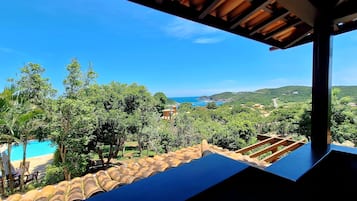 Habitación doble superior, lanai, vistas al mar | Wifi gratis