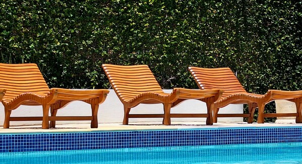15 outdoor pools, pool umbrellas, pool loungers - Forno Beach GUEST HOUSE (Buzios)