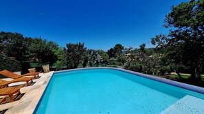 15 outdoor pools, pool umbrellas, pool loungers - Forno Beach GUEST HOUSE (Buzios)