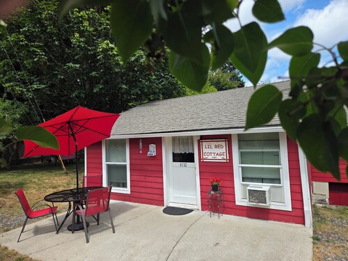 Offut Lake!  Pet friendly cottage with lake access..  Bring your fishing rod!