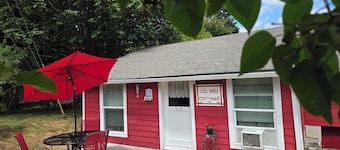 Offut Lake! Pet friendly cottage with lake access.. Bring your fishing rod!