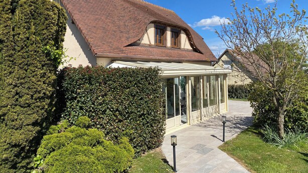A house with a tiled roof, a conservatory, and a well-maintained garden. - Ma belle Normande entre terre & mer - My beautiful Normandy between land and sea (Saint-Léonard)