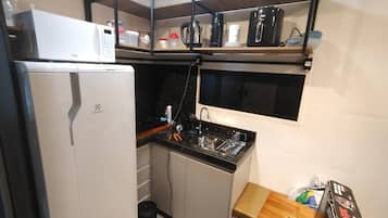 雪櫃、微波爐、爐具、電熱水壺