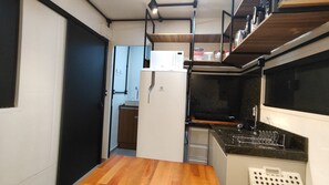 Fridge, microwave, stovetop, electric kettle - Complete 18 m² studio in a container with thermal insulation, excellent location (Pinheirinho Curitiba)